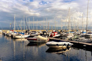 Versoix marinasında yelkenliler, Cenevre Gölü, İsviçre