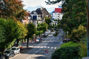 Evian-les-Bains, Fransa - 9 Eylül 2022: Fransa 'nın Evian-les-Bains kentindeki eski kasaba binaları