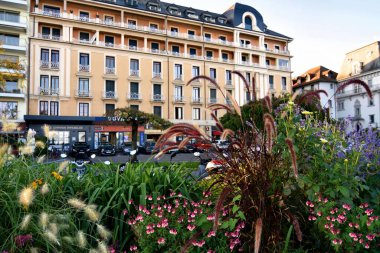 Evian-les-Bains, Fransa - 9 Eylül 2022: Fransa 'nın Evian-les-Bains kentindeki eski kasaba binaları