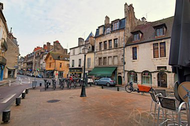 Dijon, Fransa - 24 Ocak 2024: Dijon, Fransa 'daki tarihi şehir caddesinin manzarası