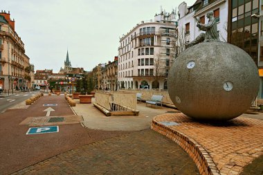 Dijon, Fransa - 24 Ocak 2024: Dijon, Fransa 'daki tarihi şehir caddesinin manzarası