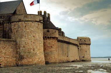 Ünlü Le Mont Saint-Michel gelgit adasının klasik manzarası