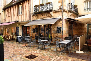 Dijon, Fransa - 09 Ocak 2024: Dijon, Fransa 'daki eski ortaçağ binaları ile tarihi kent merkezi