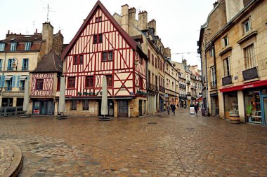 Dijon, Fransa - 09 Ocak 2024: Dijon, Fransa 'daki eski ortaçağ binaları ile tarihi kent merkezi