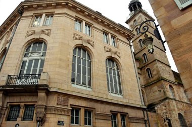 Dijon, Fransa - 23 Ocak 2024: Dijon, Fransa 'daki Darcy Meydanı' ndaki tarihi binaların görüntüsü