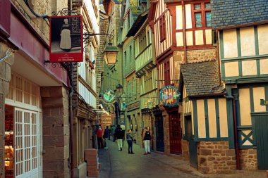 Mont-Saint-Michel, Fransa - 16 Şubat 2024: Mont-Saint-Michel Abbey 'deki ortaçağ sokaklarının manzarası 