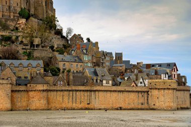 Ünlü Le Mont Saint-Michel gelgit adasının klasik manzarası