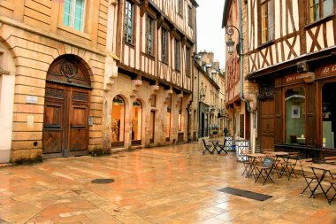 Dijon, Fransa - 09 Ocak 2024: Dijon, Fransa 'daki eski ortaçağ binaları ile tarihi kent merkezi