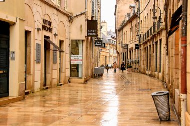 Dijon, Fransa - 09 Ocak 2024: Dijon, Fransa 'daki eski ortaçağ binaları ile tarihi kent merkezi