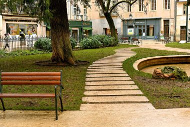 Dijon, Fransa - 24 Ocak 2024: Dijon, Fransa 'daki tarihi şehir caddesinin manzarası