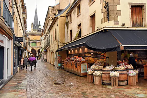 Dijon, Fransa - 09 Ocak 2024: Dijon, Fransa 'daki eski ortaçağ binaları ile tarihi kent merkezi