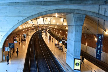 Monte Carlo, Monako - 20 Nisan 2023: İnsanlar Monako tren istasyonunda tren bekliyor