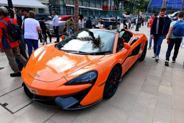 Monte Carlo, Monako - 20 Nisan 2023: Fransız Rivierası 'nda Monte-Carlo Kumarhanesi yakınlarında lüks turuncu araba