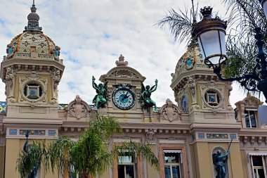 Monte Carlo, Monako - 20 Nisan 2023: Fransız Rivierası 'nda Monte-Carlo Kumarhanesi' ni ziyaret eden turistler