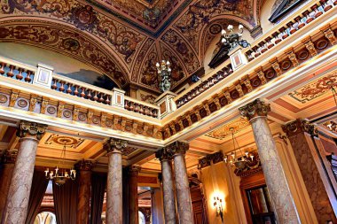 Monte Carlo, Monako - 20 Nisan 2023: Monte Carlo Kumarhanesi, ünlü kumarhane ve eğlence kompleksi