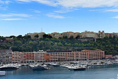 Monte Carlo, Monaco - 20 Nisan 2023: Akdeniz ve Fransız Rivierası boyunca uzanan limanın turkuaz sularında Fontvieille Liman Limanı manzarası.
