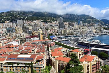 Monte Carlo, Monako - 20 Nisan 2023: Monte Carlo 'daki Hercule limanının panoramik görüntüsü
