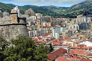 Monte Carlo, Monako - 20 Nisan 2023: Akdeniz 'e karşı zengin mimari çeşitliliğini sergileyen Monte Carlo binalarının manzarası