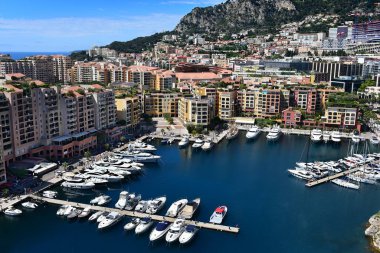 Monte Carlo, Monaco - 20 Nisan 2023: Akdeniz ve Fransız Rivierası boyunca uzanan limanın turkuaz sularında Fontvieille Liman Limanı manzarası.