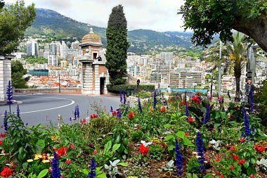 Monte Carlo, Monaco - 20 Nisan 2023: Monte Carlos mimarisi, yüzyıllık binalar ve şık modern yapılar.