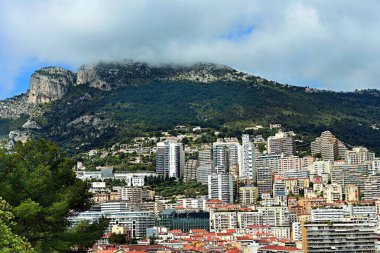 Monte Carlo, Monaco - 20 Nisan 2023: Monte Carlos mimarisi, yüzyıllık binalar ve şık modern yapılar.