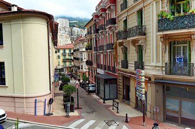 Monte Carlo, Monako - 20 Nisan 2023: Monako 'daki eski binalarla birlikte Prensliğin tarihi bölgesini görmek