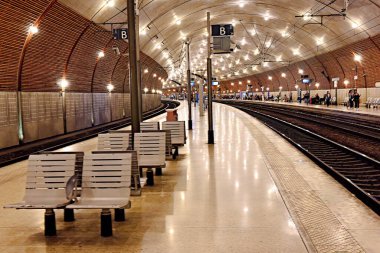 Monte Carlo, Monako - 20 Nisan 2023: İnsanlar Monako tren istasyonunda tren bekliyor