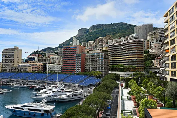 Monte Carlo, Monaco - 20 Nisan 2023: Akdeniz ve Fransız Rivierası boyunca uzanan limanın turkuaz sularında Fontvieille Liman Limanı manzarası.