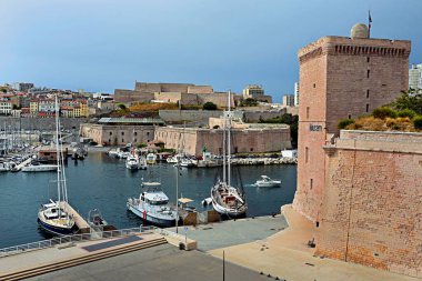 Marsilya, Fransa - 4 Haziran 2024: Birçok yat ve tekneyle Eski Marsilya Limanı manzarası