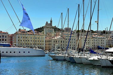 Marsilya, Fransa - 4 Haziran 2024: Birçok yat ve tekneyle Eski Marsilya Limanı manzarası