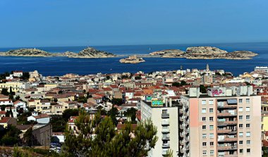 Marsilya, Fransa - 4 Haziran 2024: Fracne 'deki en büyük şehir olan Marsilya' nın havadan görünüşü 