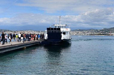 Fransa 'nın Cannes şehrinde mavi denizde bir tekne.