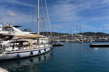 Cannes, Fransa 'da deniz manzarası ve yatlar çok güzel.