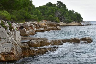 Cannes, Fransa 'daki güzel deniz kıyısı ve Sainte-Marguerite adası manzarası