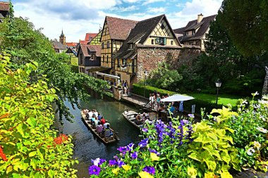 Colmar, Fransa - 26 Haziran 2023: Colmar 'da renkli bütçe ve kanallarla Küçük Venedik' in güzel manzarası