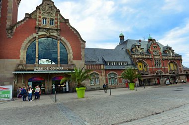 Colmar, Fransa - 23 Haziran 2023: Fransa 'nın Colmar kentindeki eski tren istasyonu binası