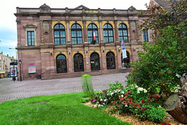 Colmar, Fransa - 24 Haziran 2024: Colmar, Fransa 'da canlı cepheli eski Alsas evlerinin resimli bir sahnesi