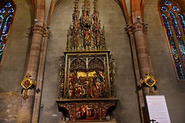 Colmar, Fransa - 23 Haziran 2023: Fransa 'nın Colmar kentindeki St. Martin Kilisesi' nin içi