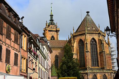 Colmar, Fransa - 24 Haziran 2024: Colmar, Fransa 'da canlı cepheli eski Alsas evlerinin resimli bir sahnesi