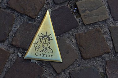 Colmar, Fransa - 23 Haziran 2023: Fransa 'nın Colmar şehrinde yön işareti
