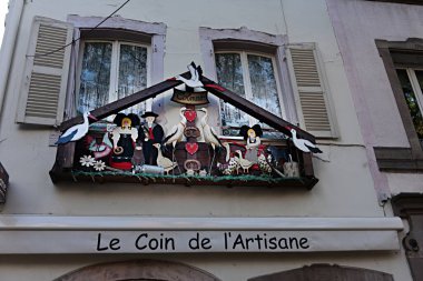 Colmar, Fransa - 23 Haziran 2023: Colmar ve Alsace sembolü üzerine beyaz leylek
