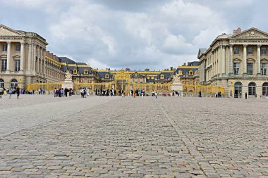 Paris, Fransa - 18 Haziran 2023: Bulutlu havalarda Versailles sarayının dış görüntüsü