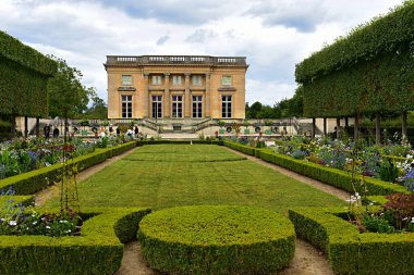 Paris, Fransa - 18 Haziran 2023: görkemli bahçeleri ve zarif çeşmeleri olan ikonik kraliyet sarayı Versailles manzarası