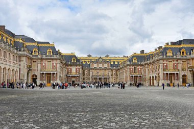Paris, Fransa - 18 Haziran 2023: Bulutlu havalarda Versailles sarayının dış görüntüsü