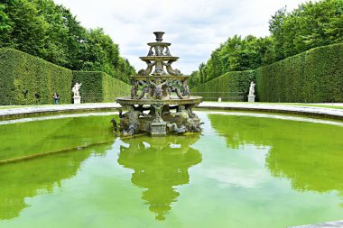 Versailles, Fransa - 18 Haziran 2023: Versailles sarayındaki Piramit Çeşmesi manzarası