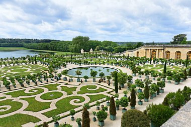 Paris, Fransa - 18 Haziran 2023: Versailles Sarayı 'nın güzel bahçeleri ve çeşmeleri olan manzarası.