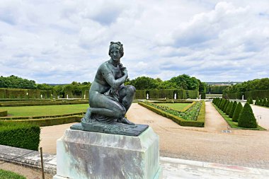 Paris, Fransa - 18 Haziran 2023: Versailles Sarayı 'nın güzel bahçeleri ve çeşmeleri olan manzarası.
