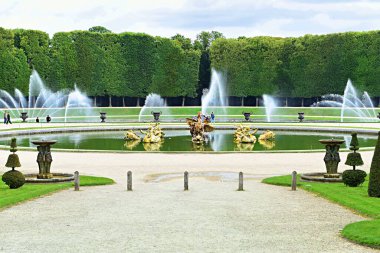 Paris, Fransa - 18 Haziran 2023: görkemli bahçeleri ve zarif çeşmeleri olan ikonik kraliyet sarayı Versailles manzarası