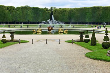 Versailles, Fransa - 18 Haziran 2023 Versailles Sarayı 'nın güzel bahçesindeki ejderha çeşmesi.