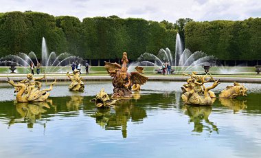 Versailles, Fransa - 18 Haziran 2023 Versailles Sarayı 'nın güzel bahçesindeki ejderha çeşmesi.